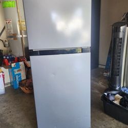 Midea 4.5 Cu.ft Refrigerator 