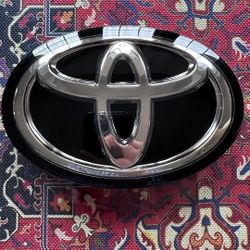 Toyota Sienna 2018 2019 2020 Front Grille Emblem Logo Radar Compatible 