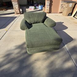 Elegant Forest Green Chaise Lounge – $125 (Sun Lakes)
