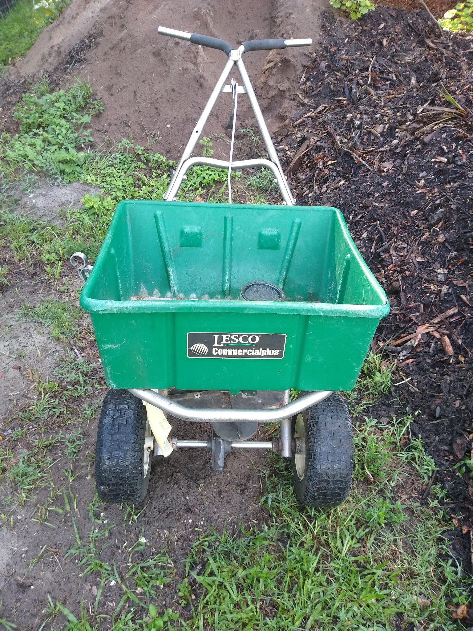 Lesco high wheel fertilizer and salt spreader for Sale in Spring Hill
