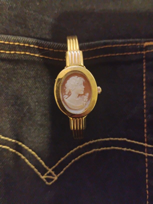 Vintage Cameo Peak- A- Boo Watch