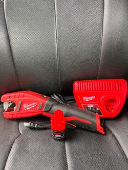 Milwaukee M12 12V Lithium-Ion Cordless Copper Tubing Cutter woth 2.0ah battery and charger