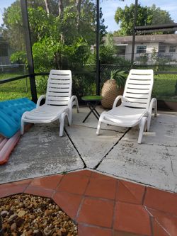 2 Loungers