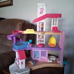 Little People- Barbie Dream House (& 2 Little People Barbies)