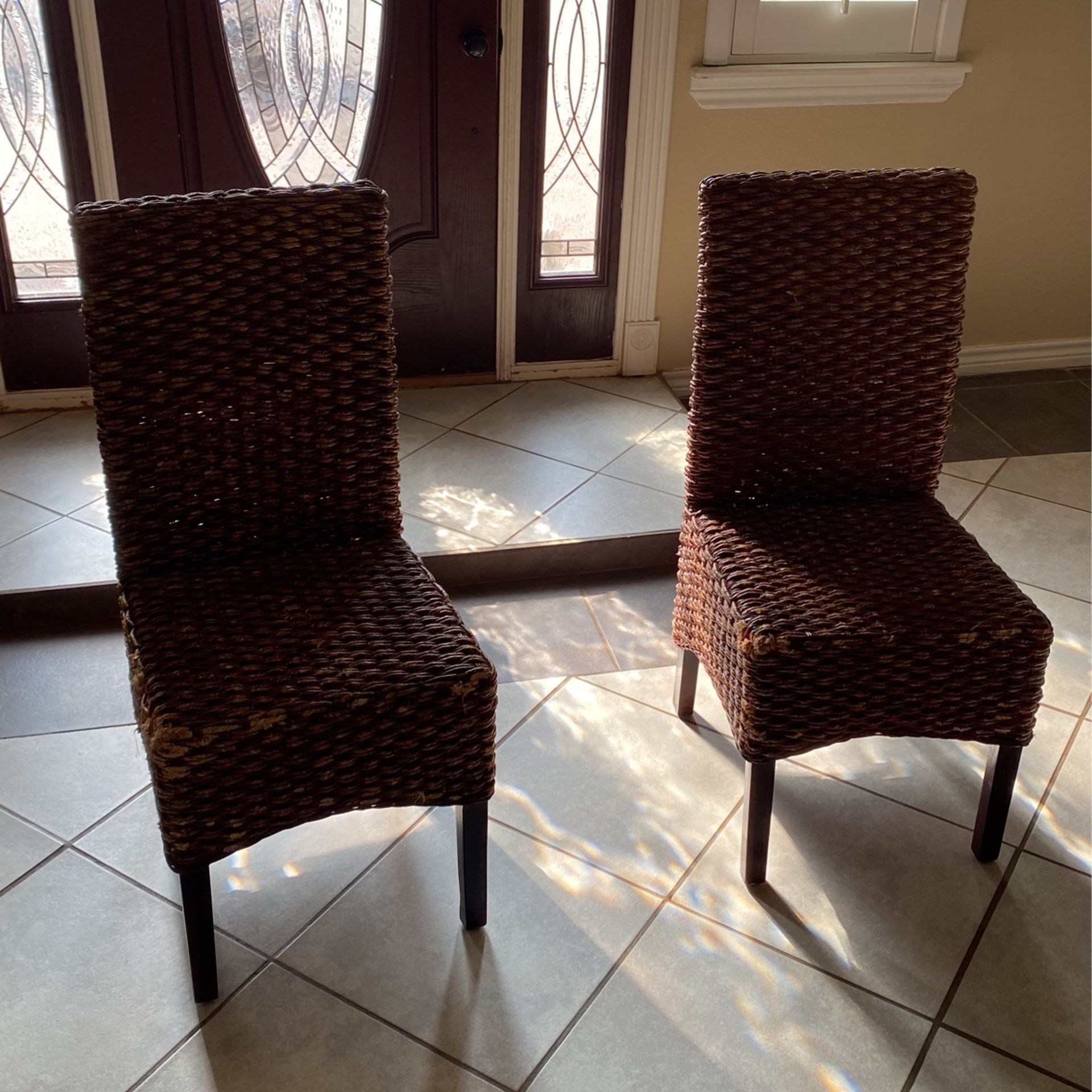 Set of two wicker seats 