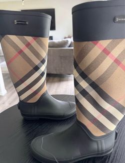 Size 36 Burberry boots authentic serial number in picture