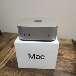 M4  MAC MINI WITH MONITOR