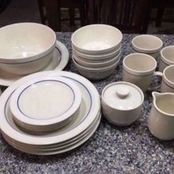 23 Piece Dinnerware For Four