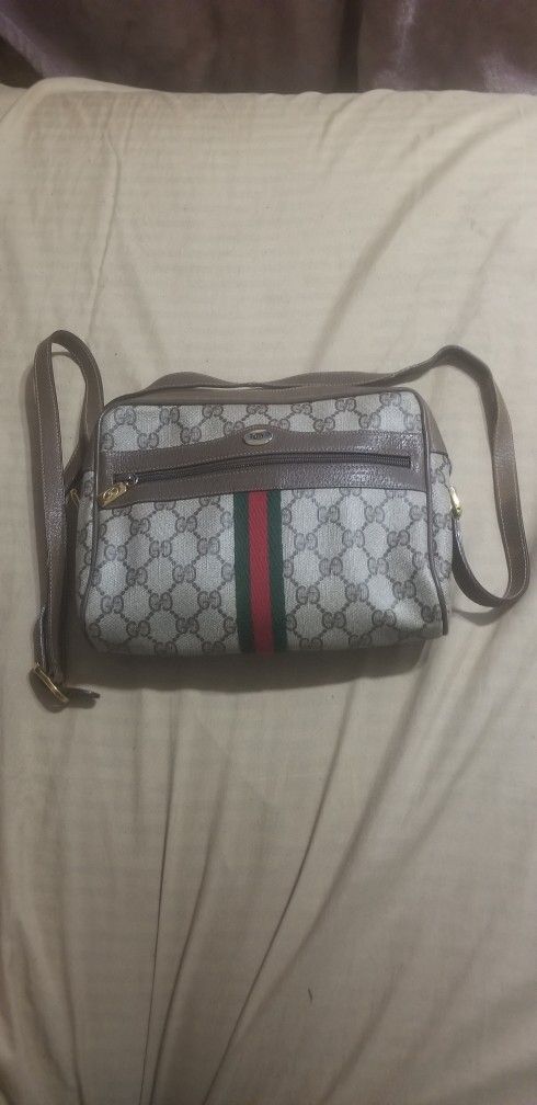 Gucci cross body handbag use very good condition