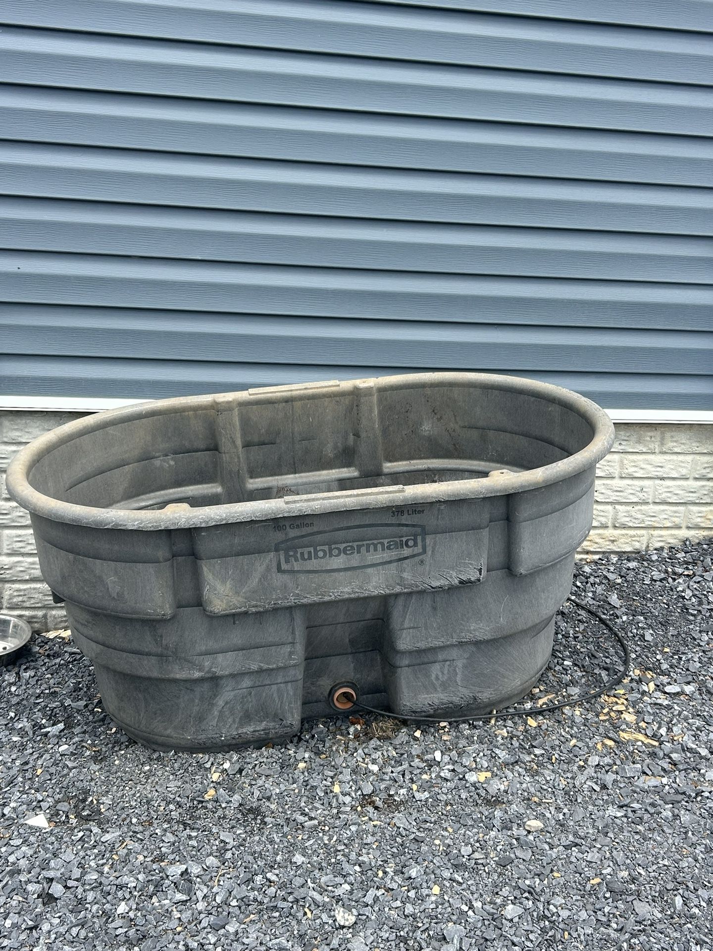 100 Gallon Rubbermaid Livestock Trough With Electrical Heater
