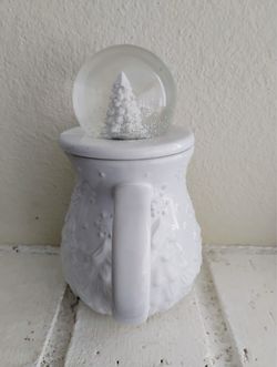 Temp-tations Frosty Forest White 16oz Mug w/ Gifts Snow Globe Lid