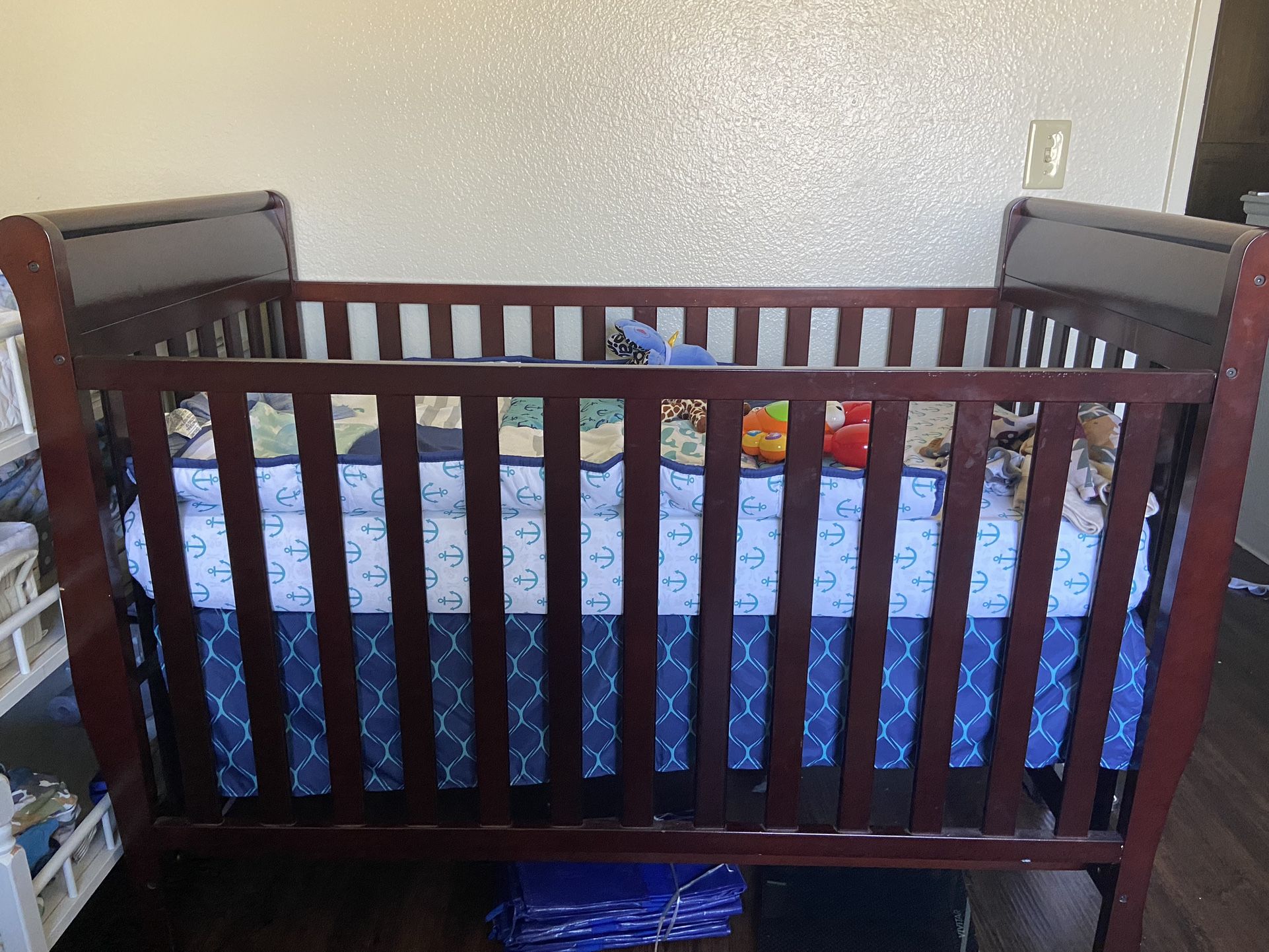 Graco Sarah Classic Crib Cherry Baby safety