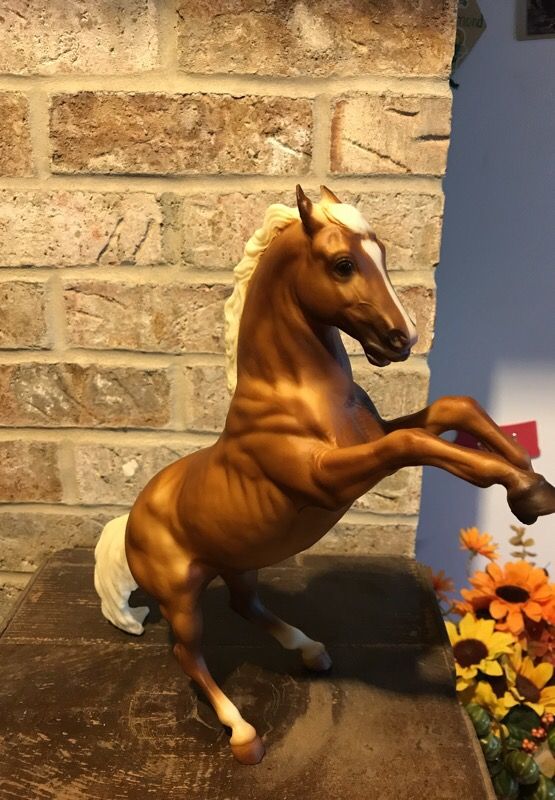 Breyer Model Horse Clue II Palomino Quarter Horse