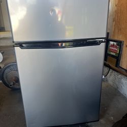 Whirlpool Mini Fridge Grey/ black