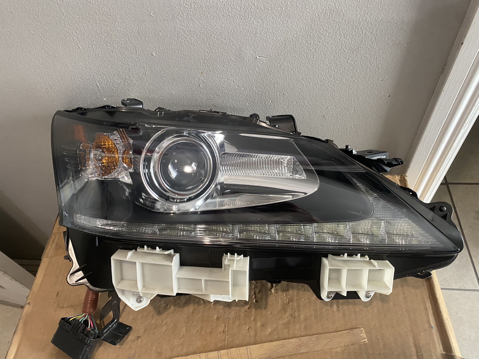 2013-2015 Lexus Gs 350  Right Headlight 
