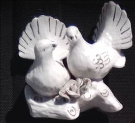 Vintage porcelain white and gold dove lovebirds figurine