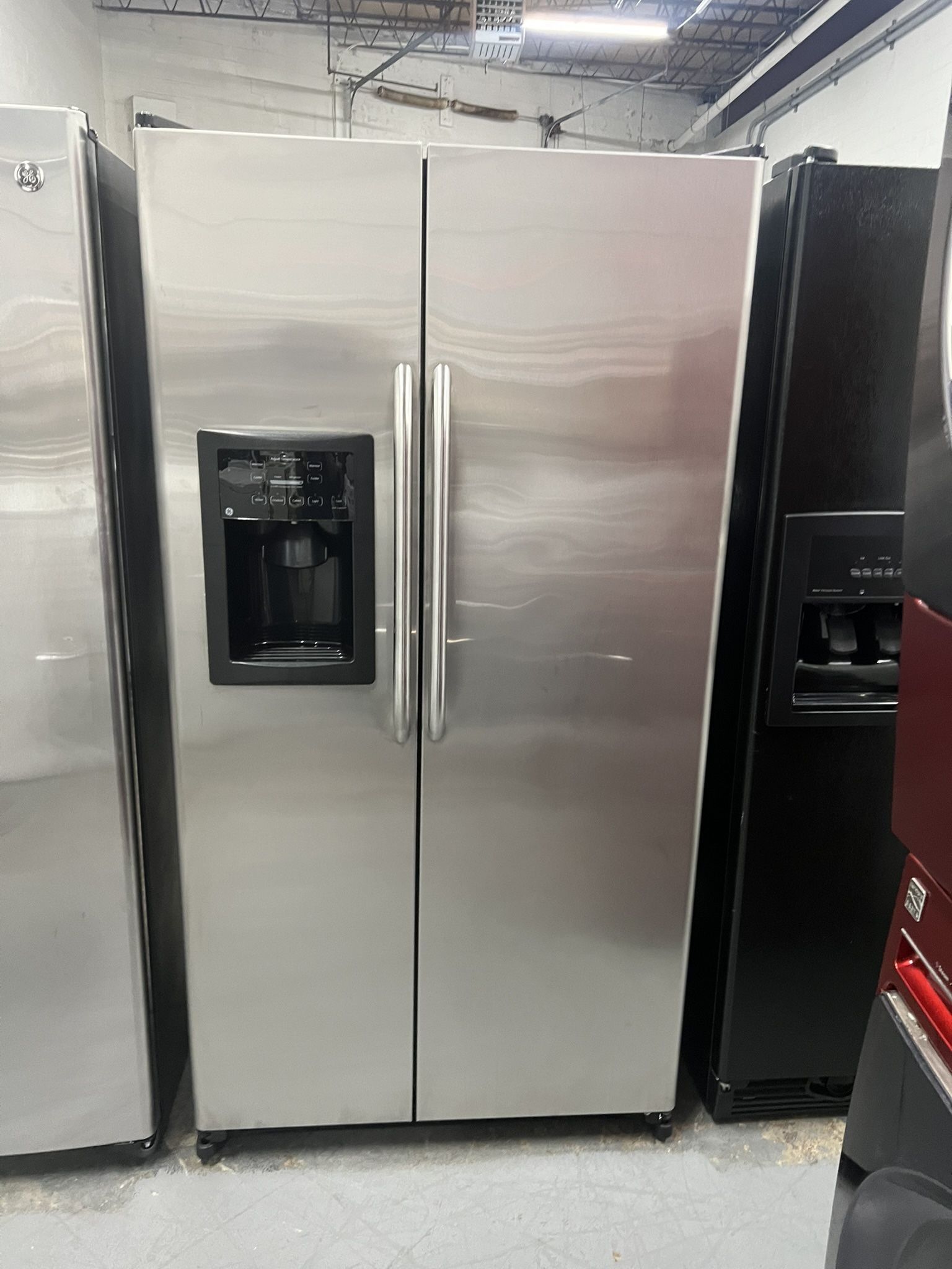 Ge 36”wide Side By Side Stainless Steel Refrigerador In Excellent Condition 