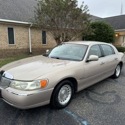1998 Lincoln Town Car Executive Series 105,000 Miles
