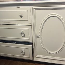 Nursery Furniture, Crib To Full Bed, Chest Of Drawers And Dresser