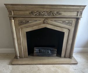 Elegant Decorative Fireplace Mantel - Vintage Style