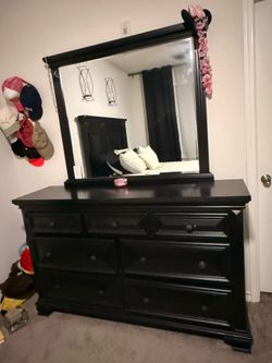 4 piece Bedroom Set - Dresser w/mirror, Chest Dresser, 1 nightstand