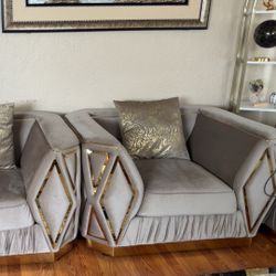 I bought two chairs four months ago, but there's no space for them It's beautiful and elegant, but I don't have space.
