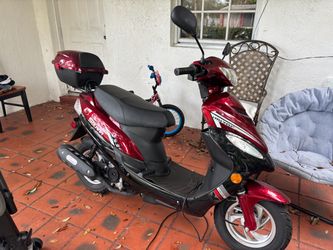 Solana Gas Scooter Moped with Rear Top Case