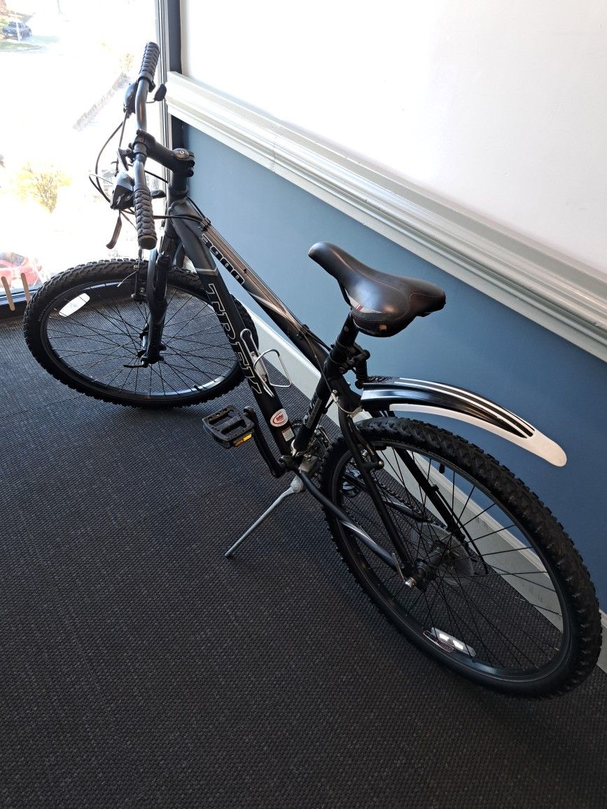 Like New 26 Speed Trex 3900 26" ( 150 ) $
