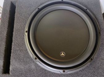 JL Audio 12W3v3-4 12" Subwoofer and box - Great Condition