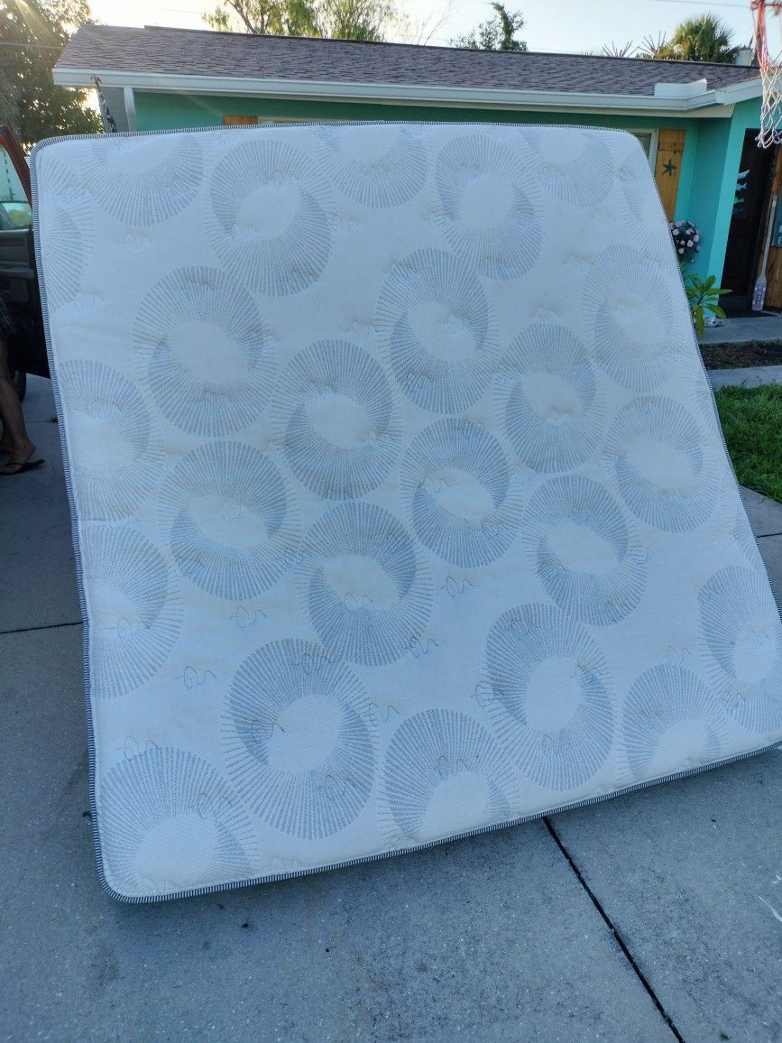 Pillow Top King Size Mattress And Box Spring In Excellent Condition
