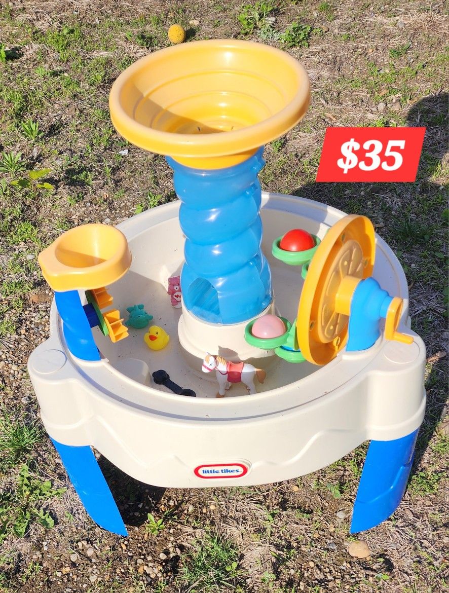 2 Types Water Table W Toys READ DESCRIPTION