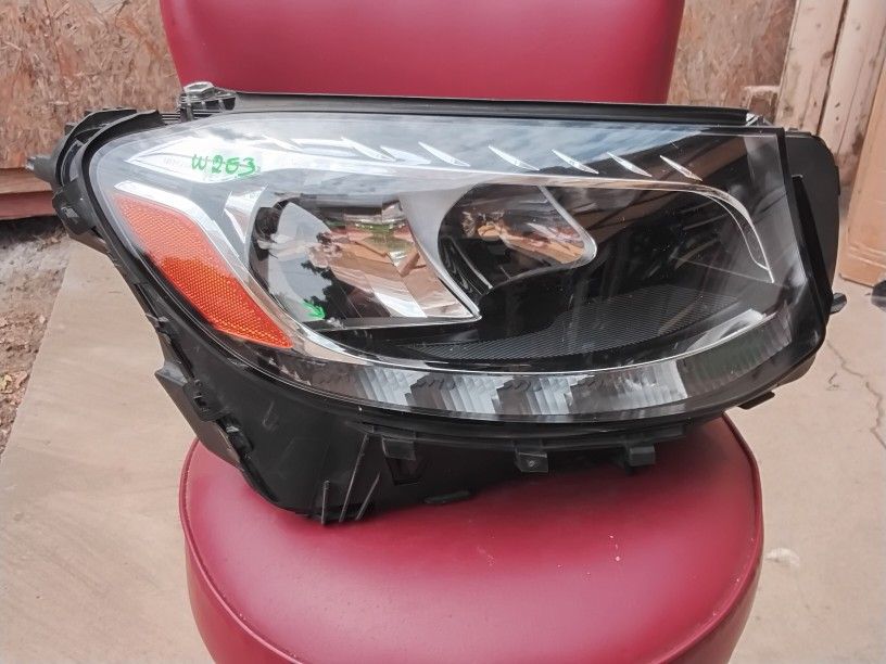 2016-2019 W253 MERCEDES BENZ GLC RIGHT SIDE HEADLIGHT HALOGEN OEM LOWER BRACKET BROKEN