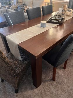 Dining Table w/8 Chairs