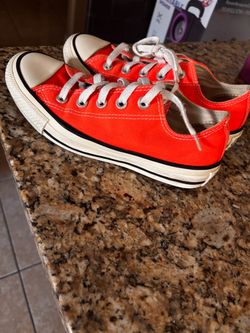Woman’s converse size 5