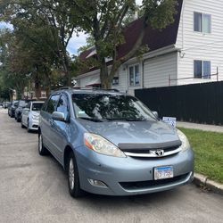 Toyota Sienna Limited - AWD w/Apple CarPlay, Remote Start, + MORE!