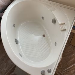 Corner jetted acrylic bathtub