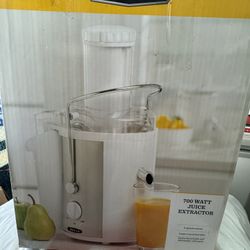 Bella 700 Watt Juice Extractor- In Box 