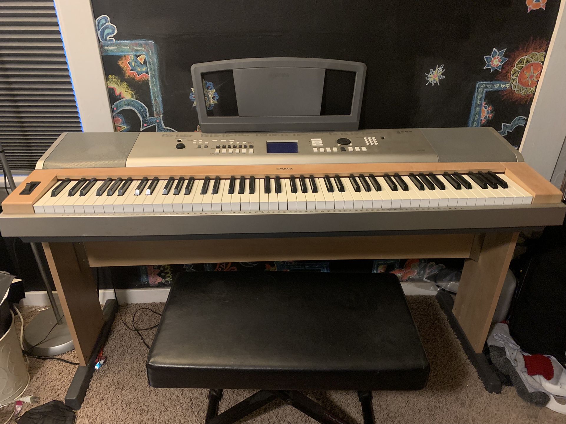 Yamaha weighted/88 keys electric piano w/adjustable bench And M-audio Pedal