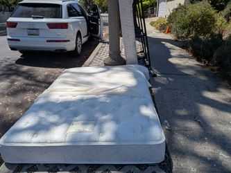 Queen mattress - Simmons Beautyrest, excellent condition/No stains