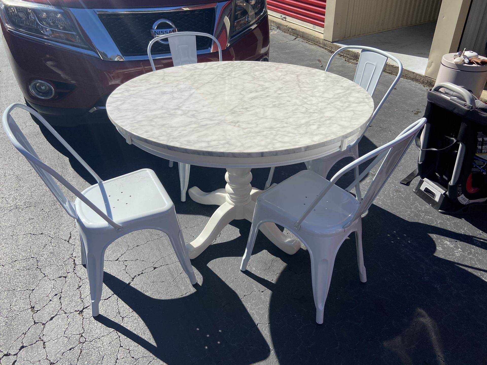 AT HOME Breakfast/dining table with metal chairs
