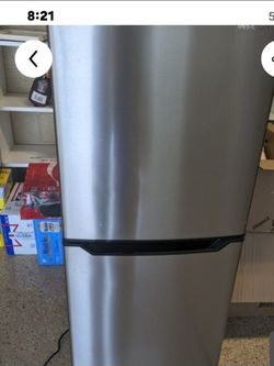 Insignia 4.9 cubic fridge / freezer