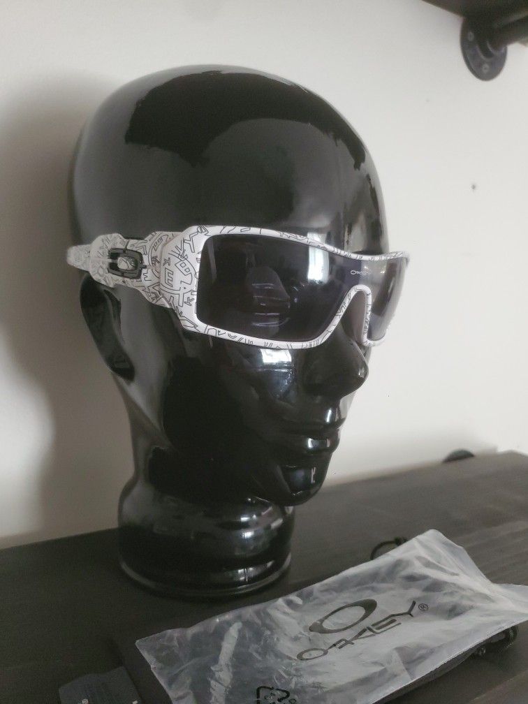 Oakley Oil Rig White Shades