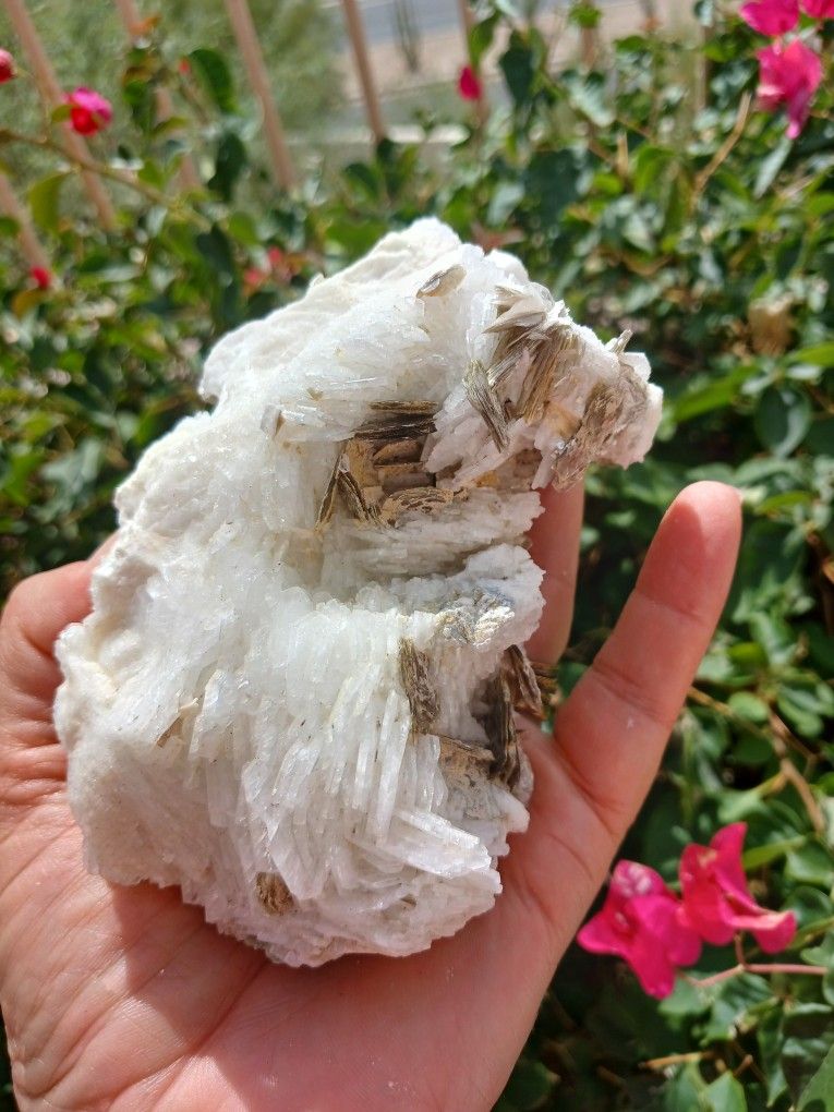 500 GRAMS ALBITE WITH MUSCOVITE FROM BRAZIL