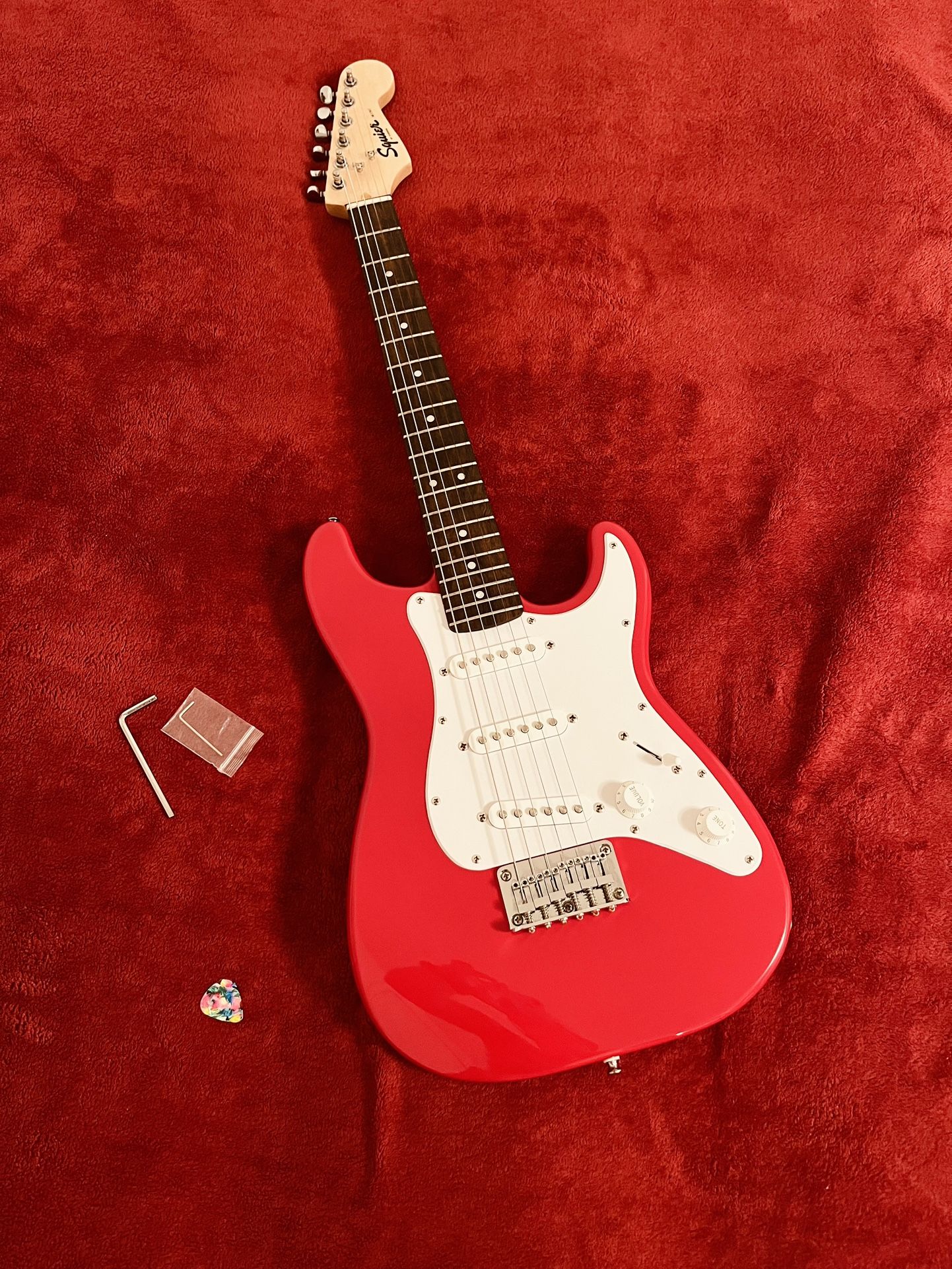 (Sell Fast) Squier Mini Stratocaster 🎸 w/ Extras