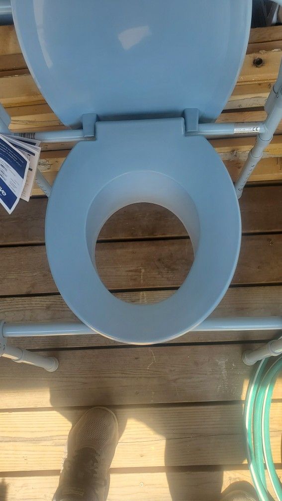 COMMODE