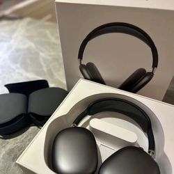Apple AirPod Maxes 