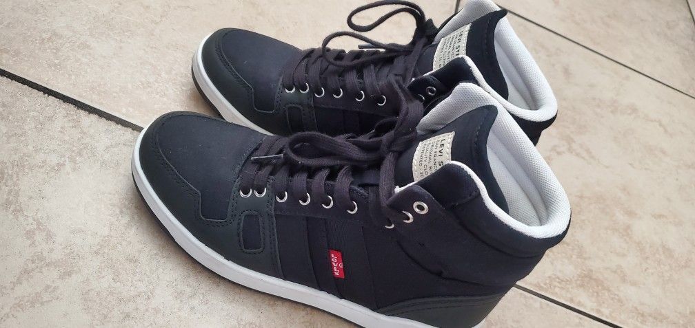 Levis Womens Shoes. Size 7.5 