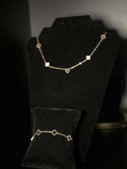 Dainty Clover Necklace And Bracelet Set