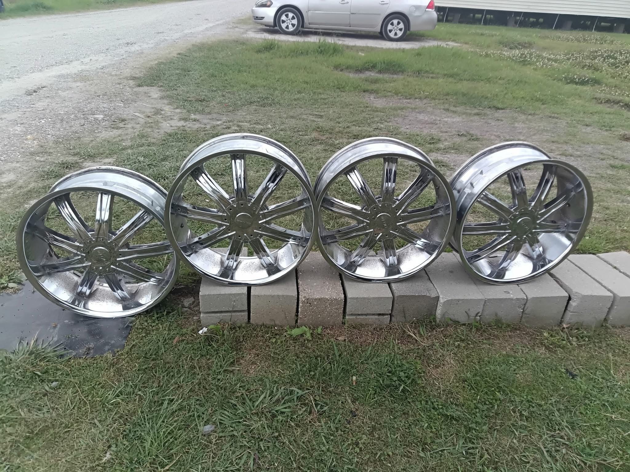 24" Centi rims. Lug pattern is 5 x 120.