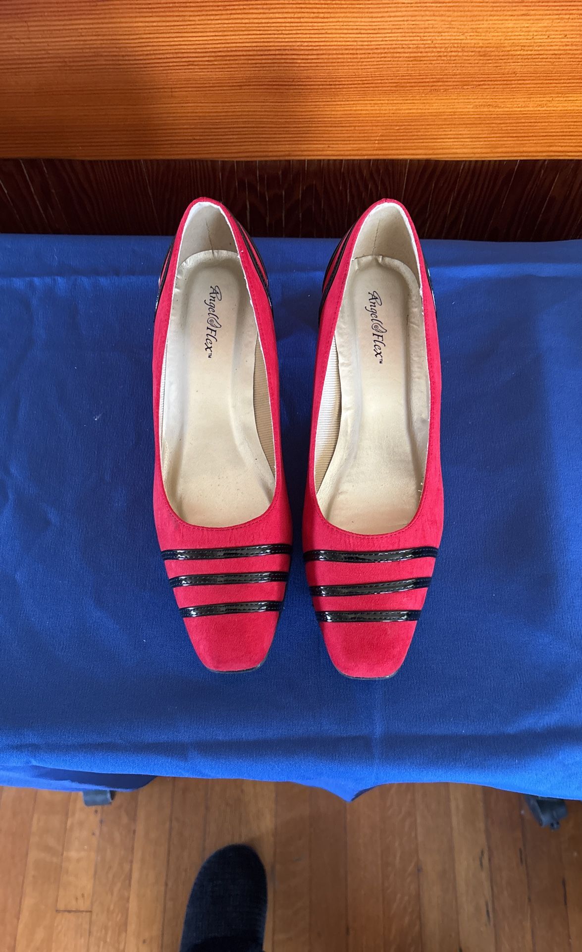 Size 9 1/2M Red Suede/Black Trim Pumps